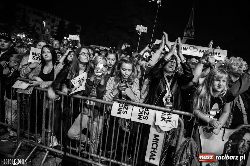 Zdjęcie w galerii na portalu naszraciborz.pl: Energetyczny koncert Michała Szpaka na finał pierwszego dnia XXV Memoriału wiadomości z regionu