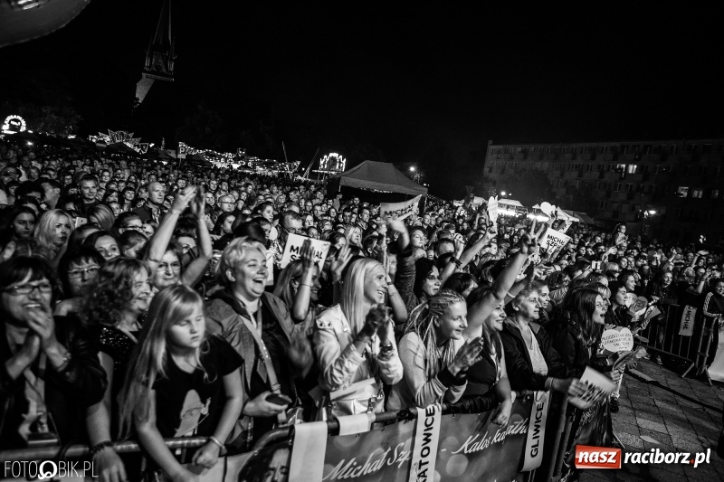 Zdjęcie w galerii na portalu naszraciborz.pl: Energetyczny koncert Michała Szpaka na finał pierwszego dnia XXV Memoriału wiadomości z regionu