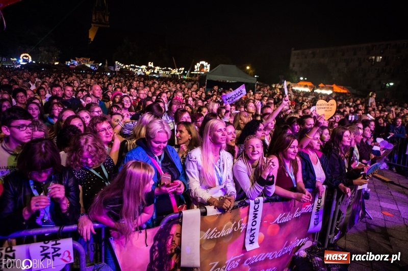 Zdjęcie w galerii na portalu naszraciborz.pl: Energetyczny koncert Michała Szpaka na finał pierwszego dnia XXV Memoriału wiadomości z regionu