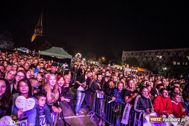 Zdjęcie w galerii na portalu naszraciborz.pl: Energetyczny koncert Michała Szpaka na finał pierwszego dnia XXV Memoriału wiadomości z regionu