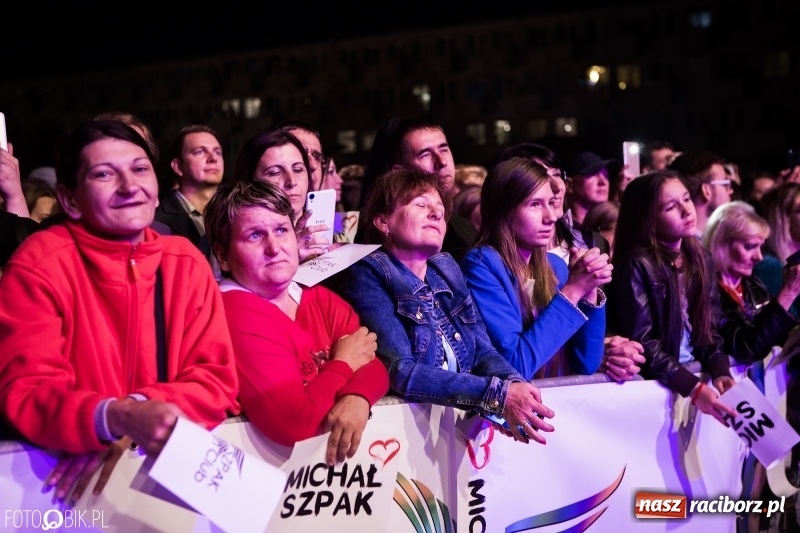 Zdjęcie w galerii na portalu naszraciborz.pl: Energetyczny koncert Michała Szpaka na finał pierwszego dnia XXV Memoriału wiadomości z regionu