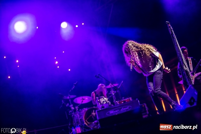 Zdjęcie w galerii na portalu naszraciborz.pl: Energetyczny koncert Michała Szpaka na finał pierwszego dnia XXV Memoriału wiadomości z regionu