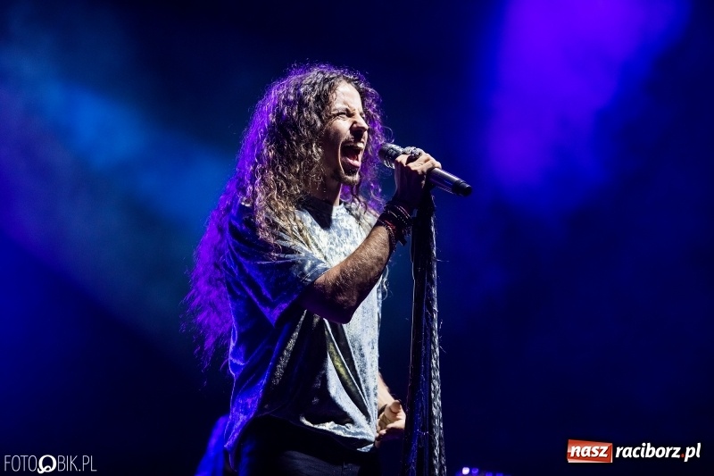 Zdjęcie w galerii na portalu naszraciborz.pl: Energetyczny koncert Michała Szpaka na finał pierwszego dnia XXV Memoriału wiadomości z regionu