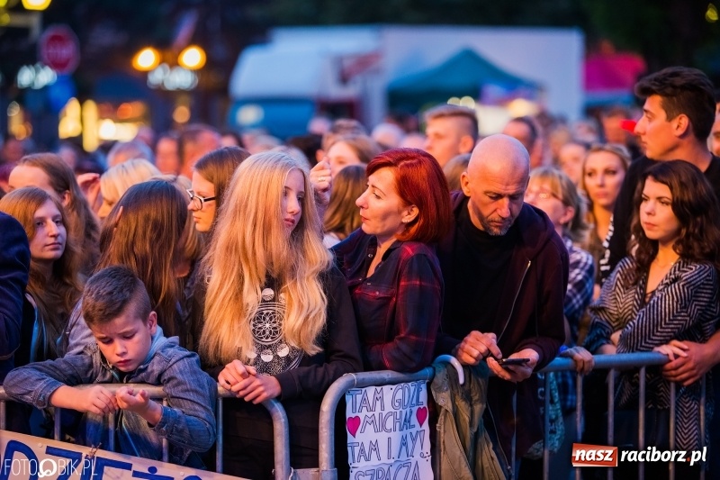 Zdjęcie w galerii na portalu naszraciborz.pl: Energetyczny koncert Michała Szpaka na finał pierwszego dnia XXV Memoriału wiadomości z regionu