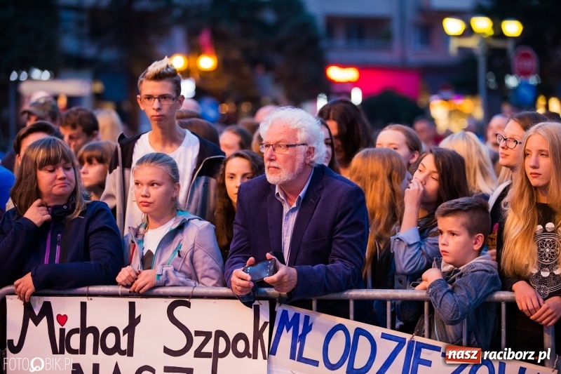 Zdjęcie w galerii na portalu naszraciborz.pl: Energetyczny koncert Michała Szpaka na finał pierwszego dnia XXV Memoriału wiadomości z regionu
