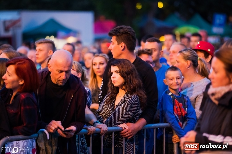 Zdjęcie w galerii na portalu naszraciborz.pl: Energetyczny koncert Michała Szpaka na finał pierwszego dnia XXV Memoriału wiadomości z regionu