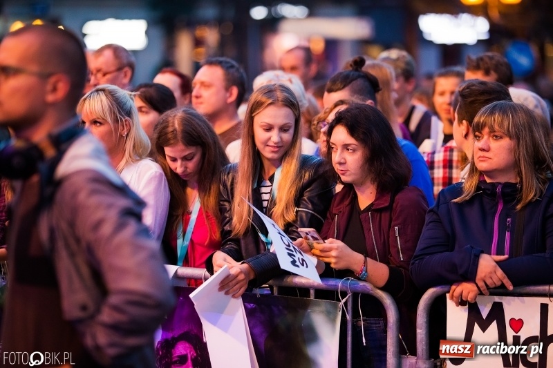 Zdjęcie w galerii na portalu naszraciborz.pl: Energetyczny koncert Michała Szpaka na finał pierwszego dnia XXV Memoriału wiadomości z regionu
