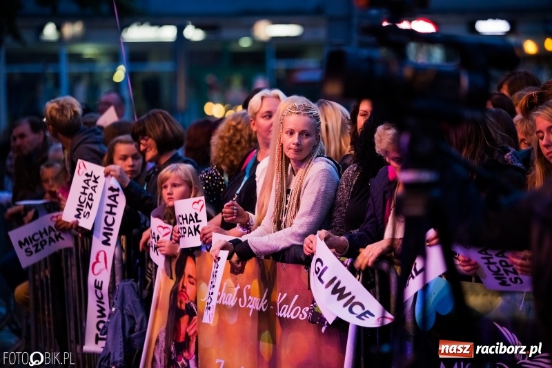 Zdjęcie w galerii na portalu naszraciborz.pl: Energetyczny koncert Michała Szpaka na finał pierwszego dnia XXV Memoriału wiadomości z regionu