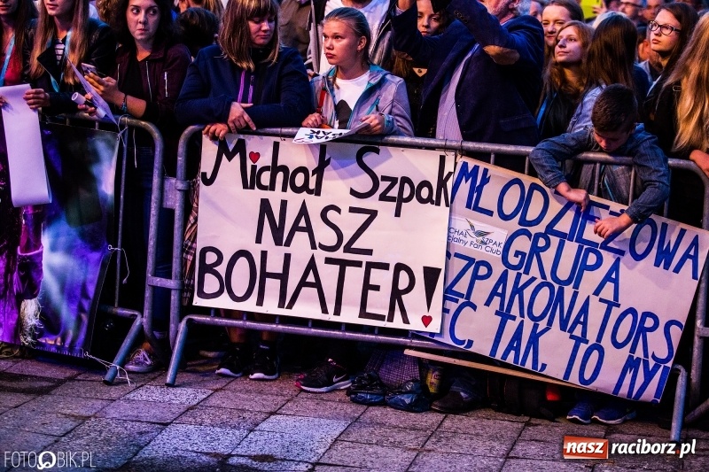 Zdjęcie w galerii na portalu naszraciborz.pl: Energetyczny koncert Michała Szpaka na finał pierwszego dnia XXV Memoriału wiadomości z regionu