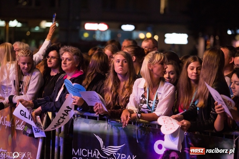 Zdjęcie w galerii na portalu naszraciborz.pl: Energetyczny koncert Michała Szpaka na finał pierwszego dnia XXV Memoriału wiadomości z regionu