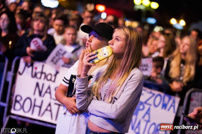 Zdjęcie w galerii na portalu naszraciborz.pl: Energetyczny koncert Michała Szpaka na finał pierwszego dnia XXV Memoriału wiadomości z regionu