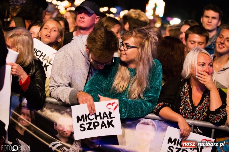 Zdjęcie w galerii na portalu naszraciborz.pl: Energetyczny koncert Michała Szpaka na finał pierwszego dnia XXV Memoriału wiadomości z regionu