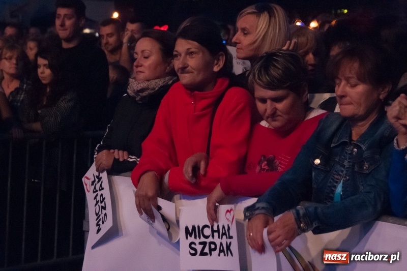 Zdjęcie w galerii na portalu naszraciborz.pl: Energetyczny koncert Michała Szpaka na finał pierwszego dnia XXV Memoriału wiadomości z regionu