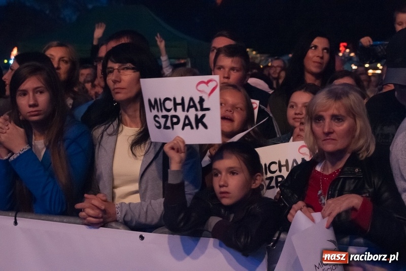 Zdjęcie w galerii na portalu naszraciborz.pl: Energetyczny koncert Michała Szpaka na finał pierwszego dnia XXV Memoriału wiadomości z regionu
