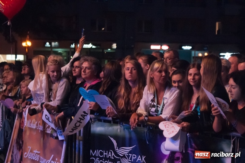 Zdjęcie w galerii na portalu naszraciborz.pl: Energetyczny koncert Michała Szpaka na finał pierwszego dnia XXV Memoriału wiadomości z regionu