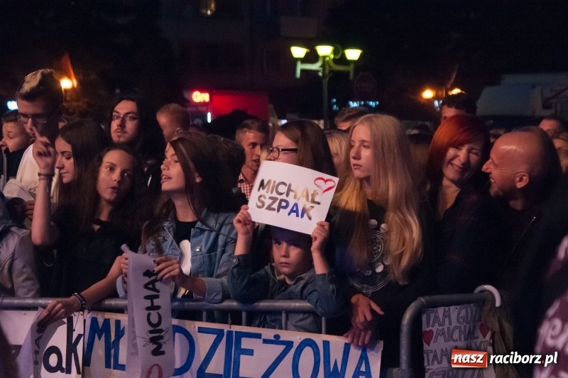Zdjęcie w galerii na portalu naszraciborz.pl: Energetyczny koncert Michała Szpaka na finał pierwszego dnia XXV Memoriału wiadomości z regionu