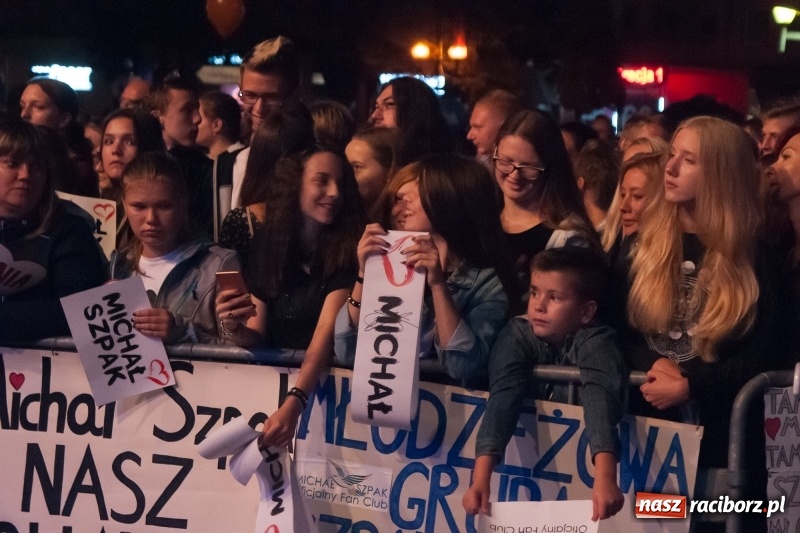 Zdjęcie w galerii na portalu naszraciborz.pl: Energetyczny koncert Michała Szpaka na finał pierwszego dnia XXV Memoriału wiadomości z regionu