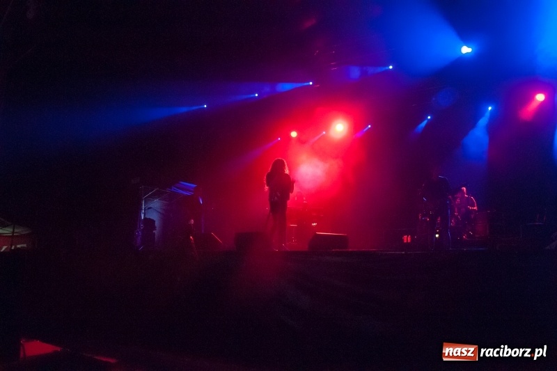 Zdjęcie w galerii na portalu naszraciborz.pl: Energetyczny koncert Michała Szpaka na finał pierwszego dnia XXV Memoriału wiadomości z regionu