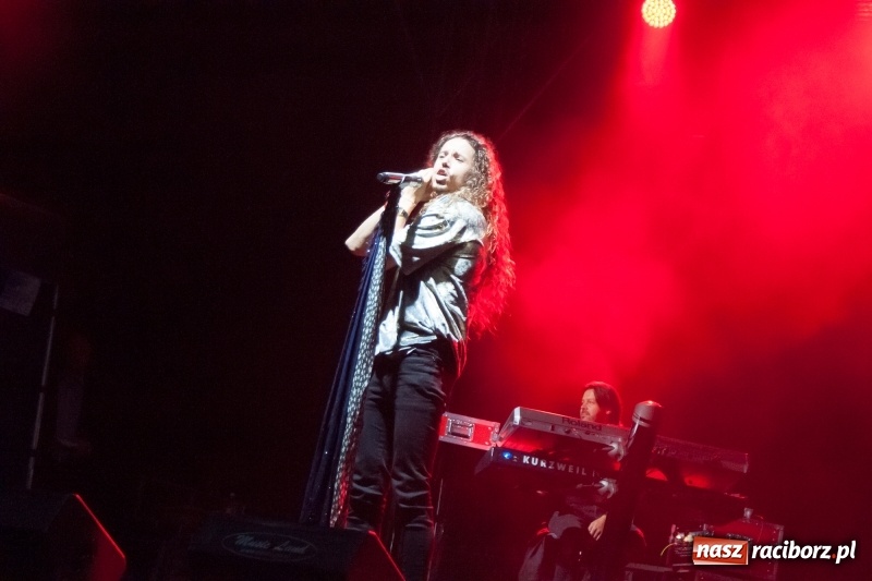 Zdjęcie w galerii na portalu naszraciborz.pl: Energetyczny koncert Michała Szpaka na finał pierwszego dnia XXV Memoriału wiadomości z regionu