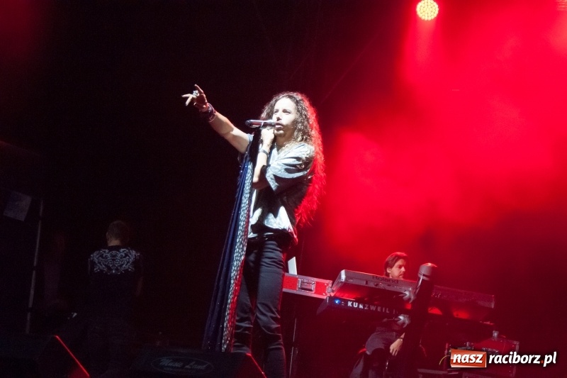 Zdjęcie w galerii na portalu naszraciborz.pl: Energetyczny koncert Michała Szpaka na finał pierwszego dnia XXV Memoriału wiadomości z regionu