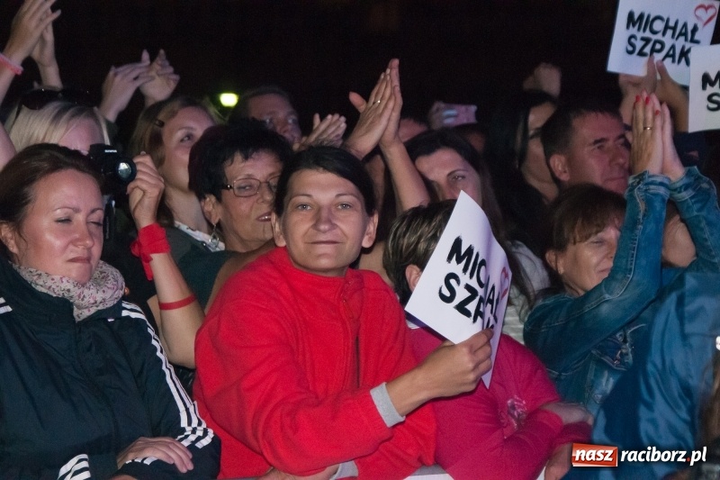 Zdjęcie w galerii na portalu naszraciborz.pl: Energetyczny koncert Michała Szpaka na finał pierwszego dnia XXV Memoriału wiadomości z regionu
