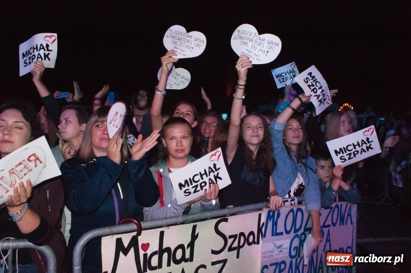 Zdjęcie w galerii na portalu naszraciborz.pl: Energetyczny koncert Michała Szpaka na finał pierwszego dnia XXV Memoriału wiadomości z regionu