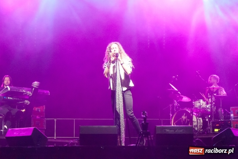 Zdjęcie w galerii na portalu naszraciborz.pl: Energetyczny koncert Michała Szpaka na finał pierwszego dnia XXV Memoriału wiadomości z regionu