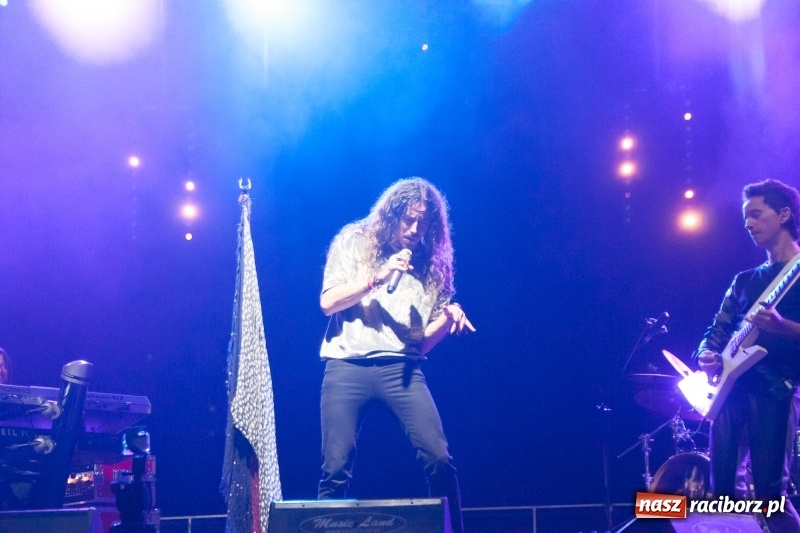 Zdjęcie w galerii na portalu naszraciborz.pl: Energetyczny koncert Michała Szpaka na finał pierwszego dnia XXV Memoriału wiadomości z regionu