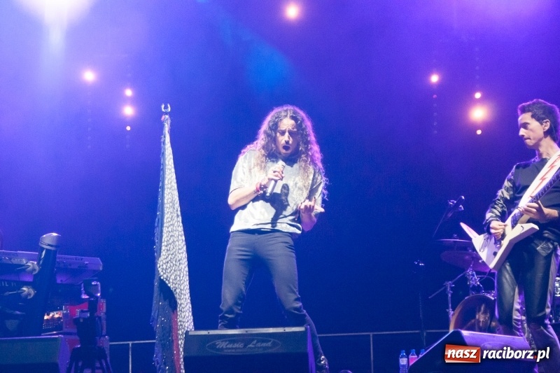 Zdjęcie w galerii na portalu naszraciborz.pl: Energetyczny koncert Michała Szpaka na finał pierwszego dnia XXV Memoriału wiadomości z regionu