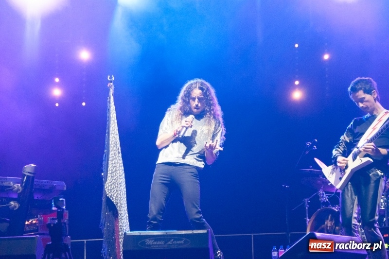 Zdjęcie w galerii na portalu naszraciborz.pl: Energetyczny koncert Michała Szpaka na finał pierwszego dnia XXV Memoriału wiadomości z regionu