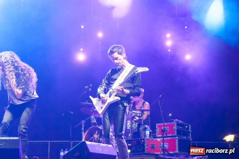 Zdjęcie w galerii na portalu naszraciborz.pl: Energetyczny koncert Michała Szpaka na finał pierwszego dnia XXV Memoriału wiadomości z regionu