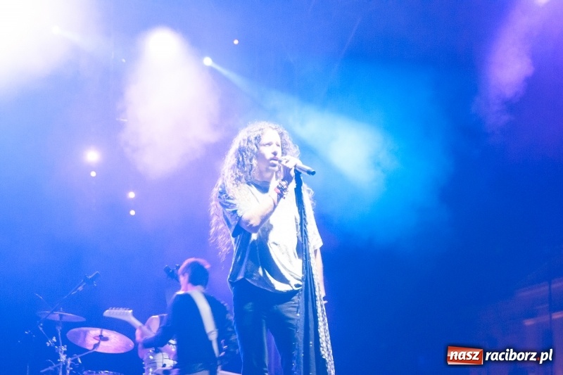 Zdjęcie w galerii na portalu naszraciborz.pl: Energetyczny koncert Michała Szpaka na finał pierwszego dnia XXV Memoriału wiadomości z regionu