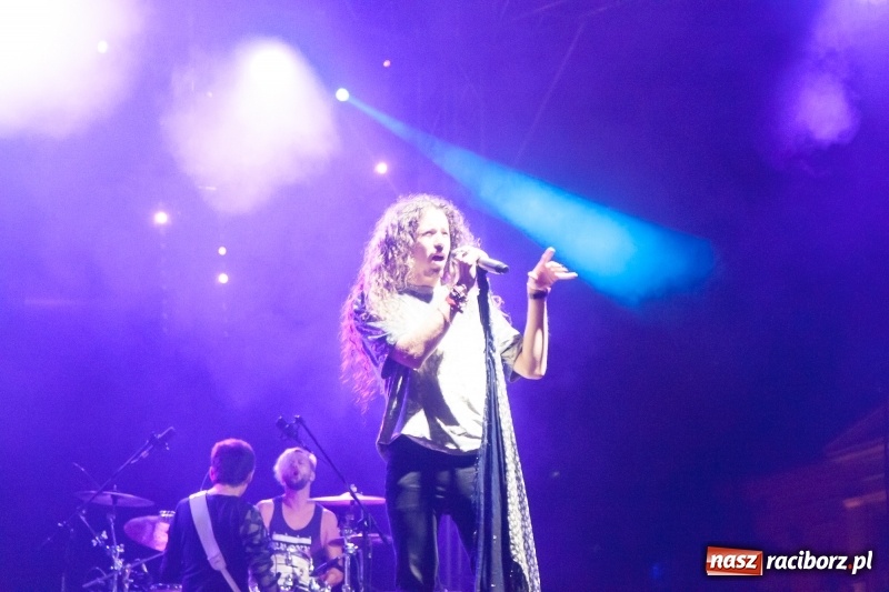 Zdjęcie w galerii na portalu naszraciborz.pl: Energetyczny koncert Michała Szpaka na finał pierwszego dnia XXV Memoriału wiadomości z regionu