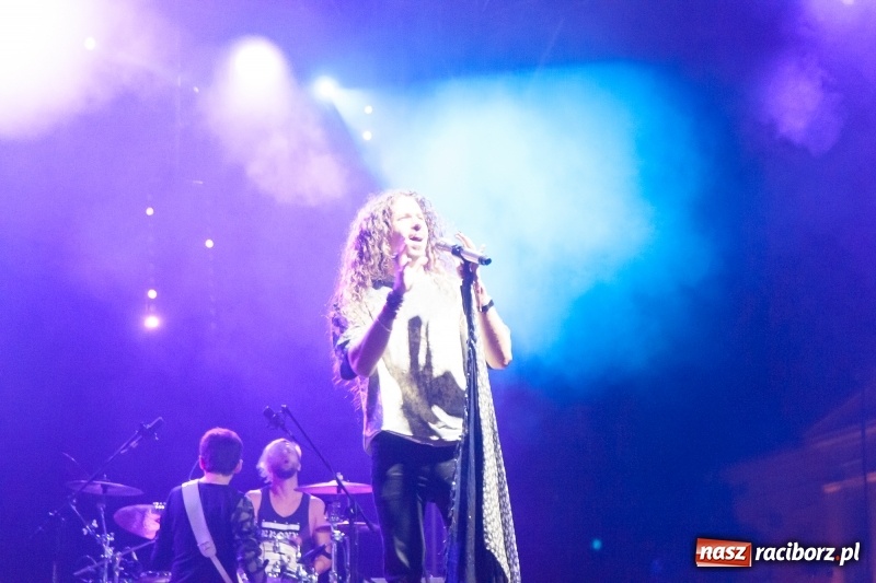 Zdjęcie w galerii na portalu naszraciborz.pl: Energetyczny koncert Michała Szpaka na finał pierwszego dnia XXV Memoriału wiadomości z regionu