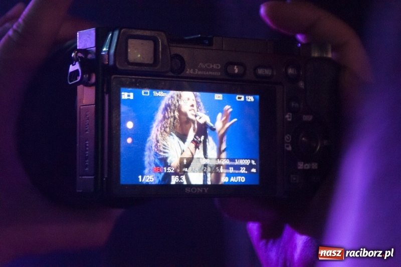 Zdjęcie w galerii na portalu naszraciborz.pl: Energetyczny koncert Michała Szpaka na finał pierwszego dnia XXV Memoriału wiadomości z regionu