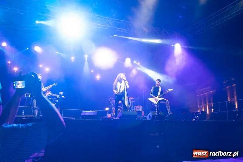 Zdjęcie w galerii na portalu naszraciborz.pl: Energetyczny koncert Michała Szpaka na finał pierwszego dnia XXV Memoriału wiadomości z regionu