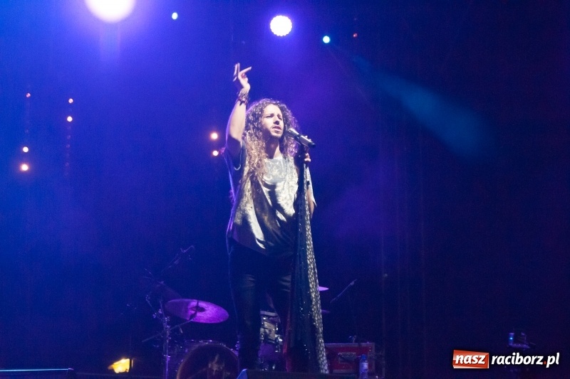 Zdjęcie w galerii na portalu naszraciborz.pl: Energetyczny koncert Michała Szpaka na finał pierwszego dnia XXV Memoriału wiadomości z regionu