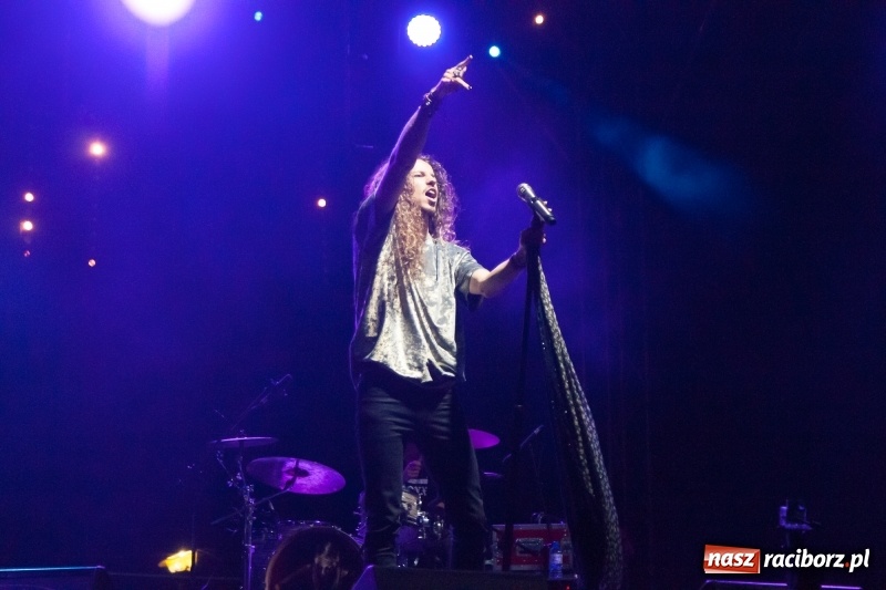 Zdjęcie w galerii na portalu naszraciborz.pl: Energetyczny koncert Michała Szpaka na finał pierwszego dnia XXV Memoriału wiadomości z regionu