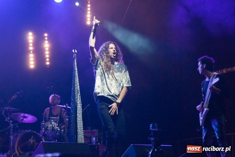 Zdjęcie w galerii na portalu naszraciborz.pl: Energetyczny koncert Michała Szpaka na finał pierwszego dnia XXV Memoriału wiadomości z regionu