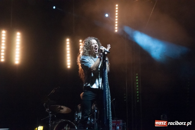 Zdjęcie w galerii na portalu naszraciborz.pl: Energetyczny koncert Michała Szpaka na finał pierwszego dnia XXV Memoriału wiadomości z regionu