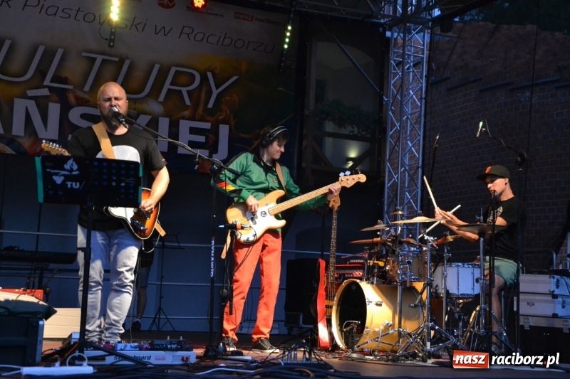 Zdjęcie w galerii na portalu naszraciborz.pl: Mate.O na zamku w Raciborzu FOTOREPORTAŻ  wiadomości z regionu