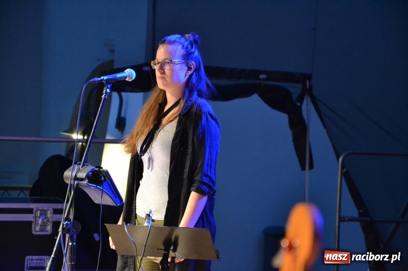 Zdjęcie w galerii na portalu naszraciborz.pl: Mate.O na zamku w Raciborzu FOTOREPORTAŻ  wiadomości z regionu