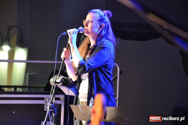 Zdjęcie w galerii na portalu naszraciborz.pl: Mate.O na zamku w Raciborzu FOTOREPORTAŻ  wiadomości z regionu