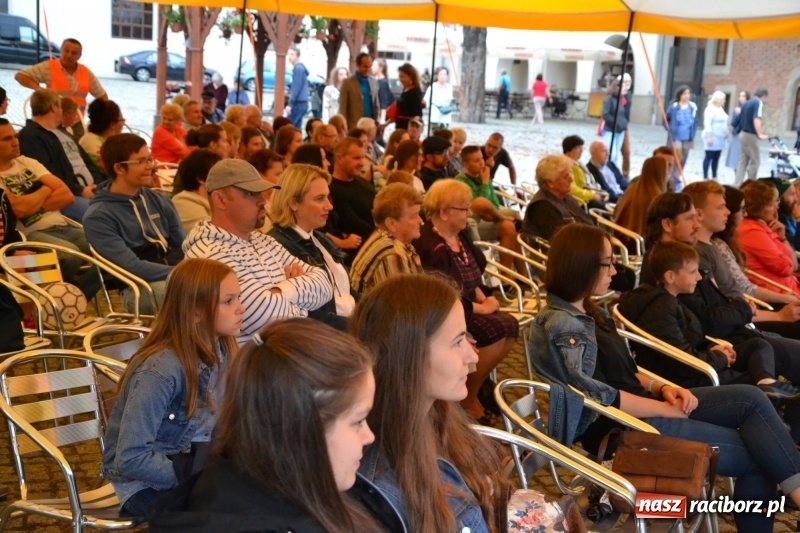 Zdjęcie w galerii na portalu naszraciborz.pl: Mate.O na zamku w Raciborzu FOTOREPORTAŻ  wiadomości z regionu