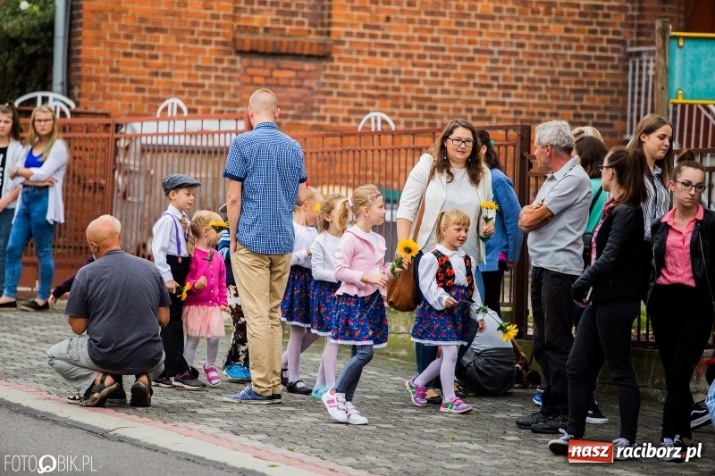 Zdjęcie w galerii na portalu naszraciborz.pl: Barwny korowód dożynkowy przeszedł ulicami Bolesławia wiadomości z regionu