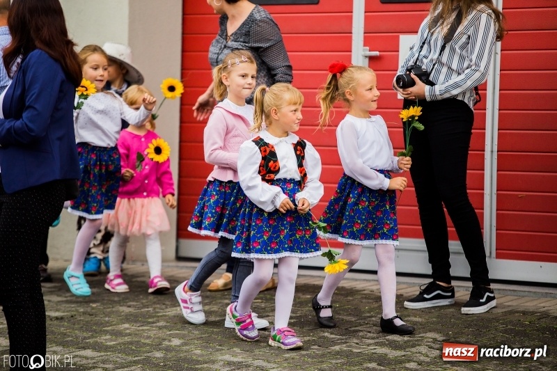 Zdjęcie w galerii na portalu naszraciborz.pl: Barwny korowód dożynkowy przeszedł ulicami Bolesławia wiadomości z regionu