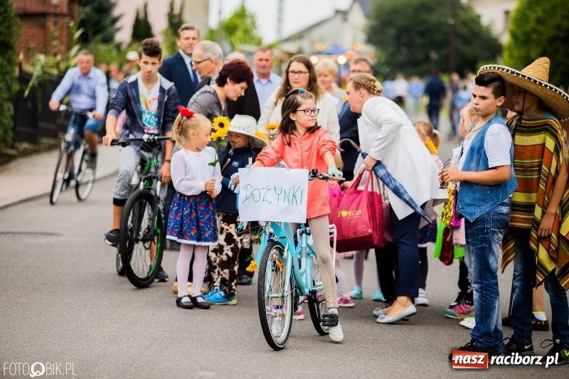 Zdjęcie w galerii na portalu naszraciborz.pl: Barwny korowód dożynkowy przeszedł ulicami Bolesławia wiadomości z regionu