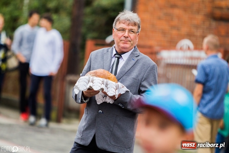 Zdjęcie w galerii na portalu naszraciborz.pl: Barwny korowód dożynkowy przeszedł ulicami Bolesławia wiadomości z regionu