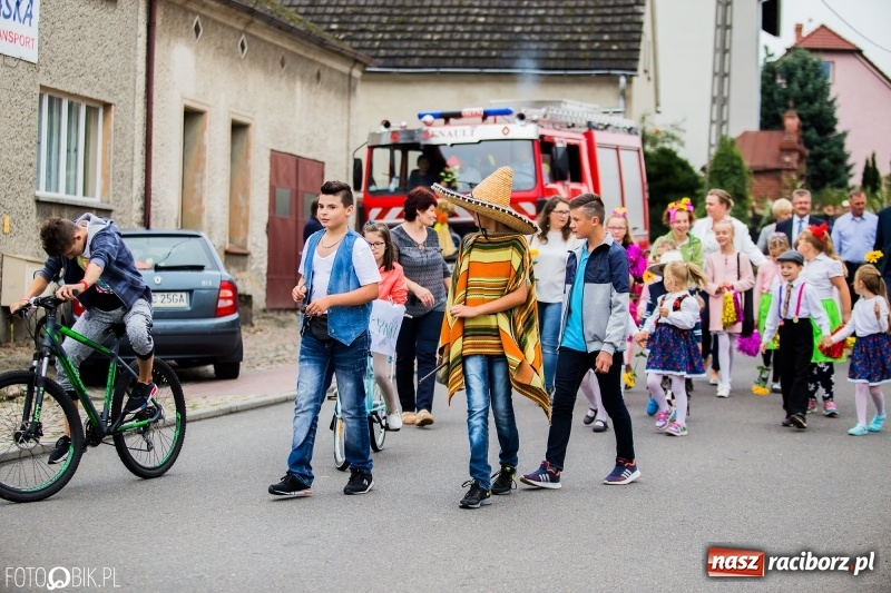 Zdjęcie w galerii na portalu naszraciborz.pl: Barwny korowód dożynkowy przeszedł ulicami Bolesławia wiadomości z regionu