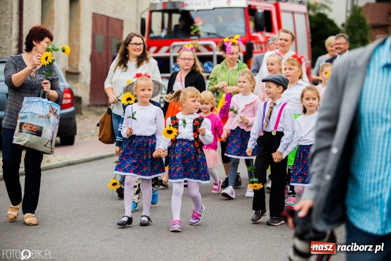 Zdjęcie w galerii na portalu naszraciborz.pl: Barwny korowód dożynkowy przeszedł ulicami Bolesławia wiadomości z regionu